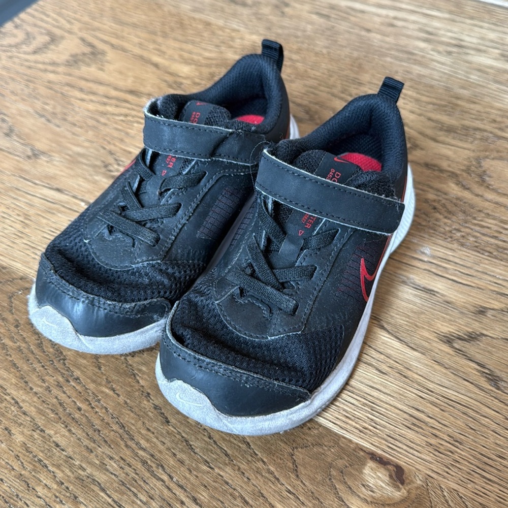 Black nike running sneakers for little kids.